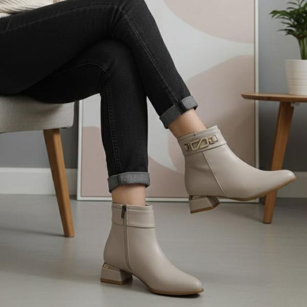 Bej Taş Detaylı Yandan Fermuarlı Kısa Topuklu Kadın Bot