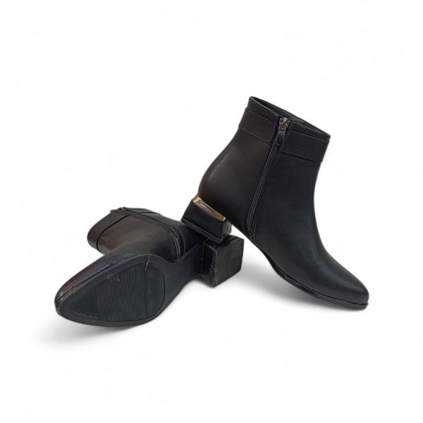 Siyah Toka Detaylı Yandan Fermuarlı Kadın Kısa Topuklu Bot