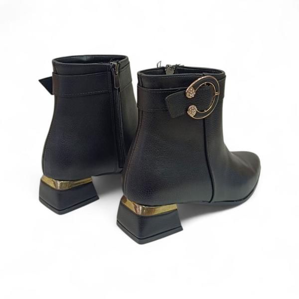 Siyah Toka Detaylı Yandan Fermuarlı Kadın Kısa Topuklu Bot
