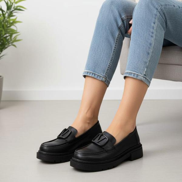 Siyah Cilt V toka Detaylı Kadın Loafer