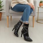 Siyah Rugan Toka Detaylı Yandan Fermuarlı Yüksek Topuklu Kadın Bot