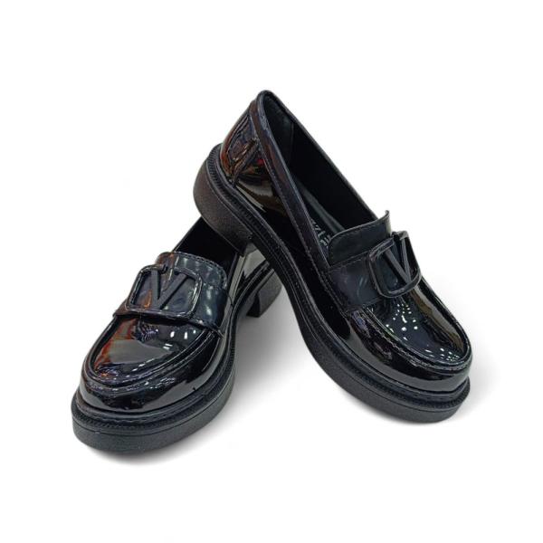 Siyah Rugan V toka Detaylı Kadın Loafer