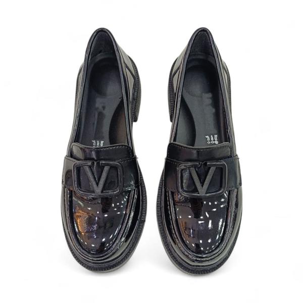 Siyah Rugan V toka Detaylı Kadın Loafer