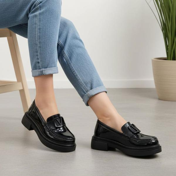 Siyah Rugan V toka Detaylı Kadın Loafer