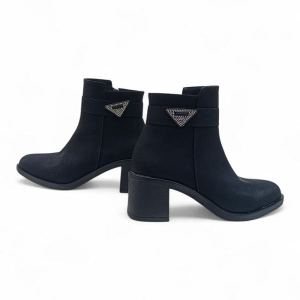Siyah Süet Taşlı Yandan Fermuarlı Kısa Topuklu Kadın Bot