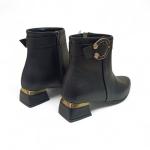 Siyah Toka Detaylı Yandan Fermuarlı Kadın Kısa Topuklu Bot